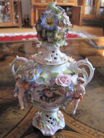 1605 - Vazicka s vickem stemplovane Sitsendorf  V - 22 cm - 3 900 kc